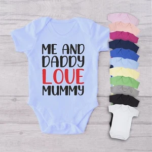 ME AND DADDY LOVE MOMMY Baby Body Babygrow Chaleco Geek Divertido Regalo Mamá Papá - Imagen 1 de 22