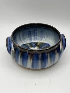 "Cuenco de esmalte por goteo de cerámica artística de estudio firmado con 2 asas azul marrón blanco 6,5""" - Imagen 1 de 6