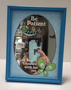 Espejo vintage 1978 Lulu's Inc. "Sé paciente. Dios aún no ha terminado conmigo" - Imagen 1 de 5