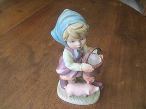 VINTAGE 7 1/2" HOHE PORZELLAN PORZELLAN KLEINE MÄDCHEN HÄLT EIMER & SCHWEIN FIGUR-JAPAN - Bild 1 von 12