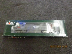 HO Kato 37-01D Southern Pacific SD40 Powered Diesel Locomotive SP #8469 - Picture 1 of 9