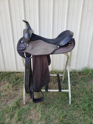 Selim sintético 17" círculo Y parque e trilha quarto inteiro barras de cavalo leves - Imagem 1 de 4