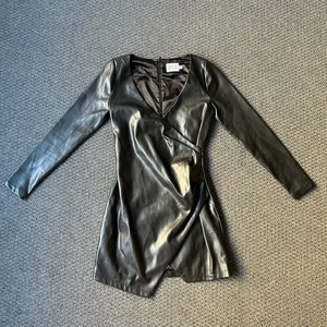 Hello Molly Women’s Vegan Leather Dress Size AU8 Black Short Length Longsleeve - Foto 1 di 10