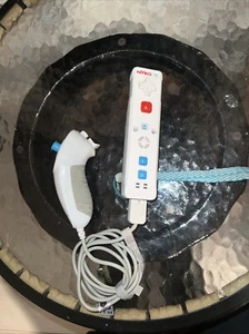 Nintendo Wii Remote Controller White Nyko Wand with Nunchuck - Picture 1 of 5