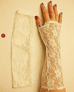 VINTAGE STYLE NET WHITE LACE LONG FINGERLESS GLOVE CLASSIC WEDDING RACES FORMAL - Picture 1 of 1