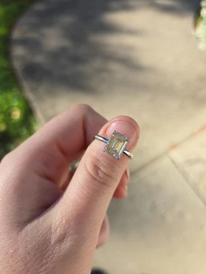 Juego de anillos de moissanita corte esmeralda de 2 quilates en oro blanco color J VS claridad  Foto 1 de 4