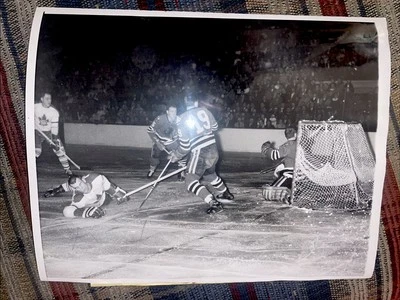 1960 Toronto Maple Leafs Attack Glenn Hall Chicago Stadium Portero NHL Hockey Foto 1 de 4