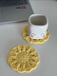 Hecho a mano - Juego de 2 posavasos estilo casa de campo de ganchillo decoración de cocina amarillo - Imagen 1 de 4