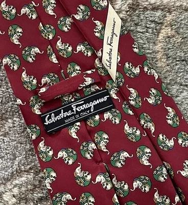 Corbata de seda Salvatore Ferragamo borgoña con patrón de elefante hecha en Italia Foto 1 de 4