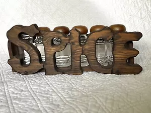 Portaspezie in legno fatto a mano con bottiglie anni 70 boho lettere intagliate VINTAGE - Foto 1 di 7