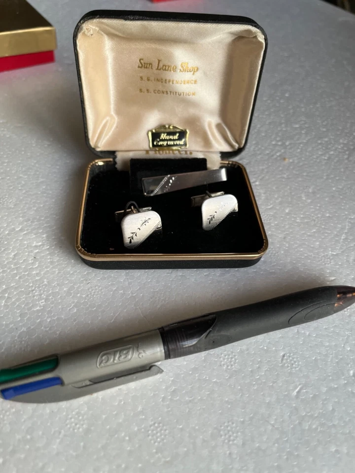 SET GEMELLI E FERMACRAVATTA VINTAGE PIONEER USA MADE NEW IN BOX 60’s - Immagine 1 di 4