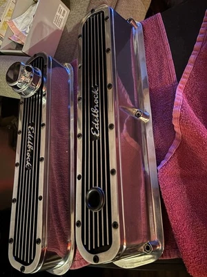 Cubiertas de válvula de aluminio Edelbrock mopar bloque pequeño Foto 1 de 4