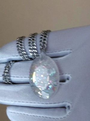 Colgante de ópalo 21x29 mm resina, ópalo facetado blanco escarchado en una cadena de acero inoxidable Foto 1 de 4