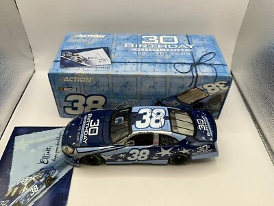 Coche de 30 cumpleaños Ford Taurus 2005 Elliott Sadler #38 acción 1/24 NASCAR Foto 1 de 3