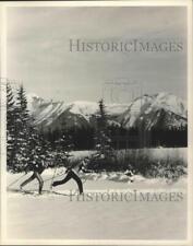 1993 Press Photo Cross-country ski pair on trail at Banff National Park, Alberta