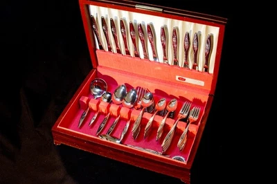 Juego de cubiertos de acero inoxidable Oneida Oneidacraft Deluxe Lasting Rose 80 piezas con caja Foto 1 de 4