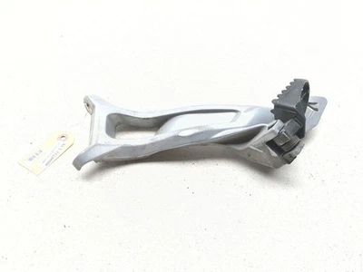 Moto Guzzi V85 TT 19 20 clavija trasera izquierda pasajero y montaje 2B005631 Foto 1 de 4