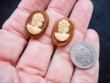 Vintage 1950's Wooden & Lucite CAMEO Screwback Earrings
