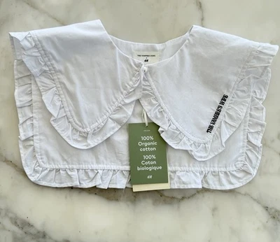 Vestido negro con cuello con volantes y logotipo de cierre de perlas The Vampires Wife Foto 1 de 4