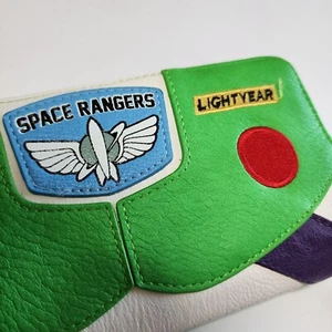 Loungefly Disney Pixar Toy Story Buzz Lightyear Geldbörse mit Reißverschluss und Alien-Druck  - Bild 1 von 7