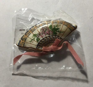 Avon PIN Vintage BEUTEL asiatisches Motiv FAN Stoffduft gefüllt NEU - Bild 1 von 2