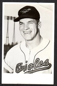 Jim Pyburn ORIOLES FIRMATO 3-1/2 x 5-3/8 AUTOGRAFO FOTO REALE CARTOLINA AUTO COA 1 - Foto 1 di 2