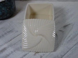 Vintage Avon Gift Collection Ivory Fluted Porcelain Lidded Trinket Box L4 - Picture 1 of 10