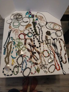 Lotto gioielli oggetti 60 pezzi tenuta gioielli. Alcuni oggetti davvero splendidi - Foto 1 di 19