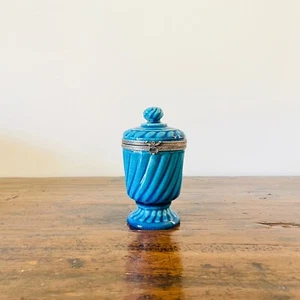Ancien Pot en Céramique Bleue avec Fermoir en Argent – France, 1920 - Foto 1 di 9
