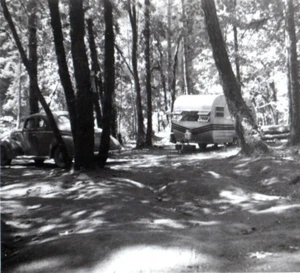 Foto de colección de los años 40 coche y cámper en el bosque montaje antiguo remolque camping vacaciones - Imagen 1 de 3