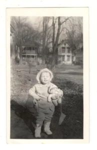 Foto de colección 1936 Sweet Girl muñeca sosteniendo arte encontrado años 30 R172B - Imagen 1 de 1