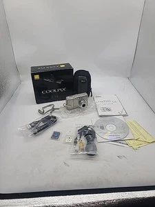 Nikon COOLPIX L11 6,0-MP-Digitalkamera – mattsilberfarben - Bild 1 von 10