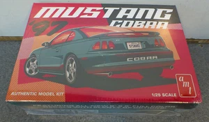 (BOXSCHADEN) AMT 1997 FORD MUSTANG COBRA 1/25 SCALE MODEL KIT AMT1494 - Bild 1 von 2