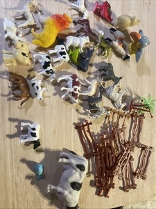 Konvolut Kunststoff Bauernhoftiere Kühe Pferde plus andere Tiere Zäune - Bild 1 von 7