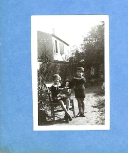 ANCIENNE PHOTO AMATEUR NON LOCALISÉE / PETITE FILLE ET SA POUPÉE / LITTLE DOLL - Picture 1 of 1