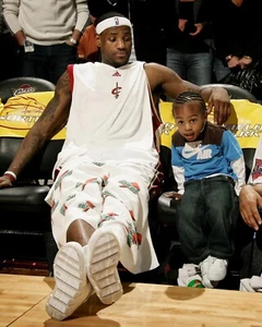 Foto de baloncesto de la NBA LeBron & Bronny James Bench Cleveland Cavaliers 8x10 - Imagen 1 de 1
