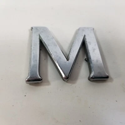 Infiniti M35X 2006-2008 emblema trasero cromado letra "M" Foto 1 de 4