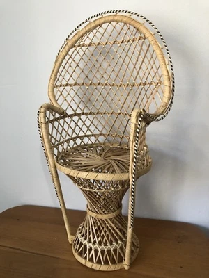 Mini silla de muñeca pequeña vintage de mimbre de ratán soporte de plantas detalle de rayas boho  Foto 1 de 4