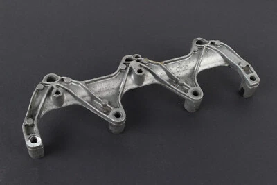 06E133340A Original Audi A4 B7 8E A6 4F 3.2 FSI Halter Einspritzleiste Li / Re - Image 1 of 3