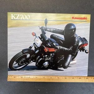 Vintage Kawasaki KZ700 Motorrad 1983 1984 Farbe glänzend Verkaufsprospekt technische Daten - Bild 1 von 5