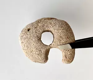 A Holey Beach Rock grandine naturale vena fata pietra iniziale lettera magia grande foro - Foto 1 di 15