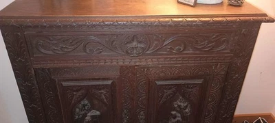 Французский деревянный шкаф в стиле Бретани начала 20 века? Барельефные панели - Изображение 1 из 4