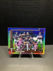 2025 Topps Serie 2 - Lista de verificación Carlos Correa #584 Rainbow Foilboard - Imagen 1 de 2