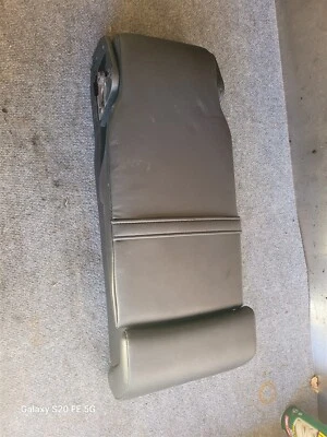 Reposabrazos asiento trasero Cadillac SRX 2010-2016 color negro usado OEM Foto 1 de 4