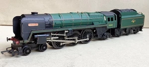 TRIANG HORNBY R259 - BR Green 4-6-2 Class 7P6F LOCO “BRITANNIA” 70000 & TENDER - Picture 1 of 6