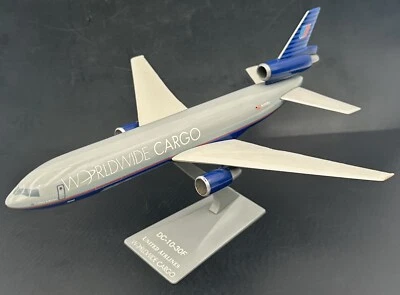 Modelo de escritorio United Airlines Worldwide Cargo DC-10-30F escala 1:250 Foto 1 de 4