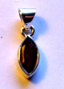 LOVELY SMALL STERLING SILVER GARNET PENDANT - 1.16 gms 1.4 x 0.6 cms - Foto 1 di 5