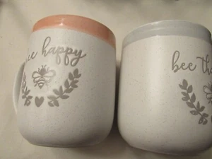 NUEVO SIN ETIQUETAS PAR DE TAZAS DE ESQUINA DE POTTER'S ""BEE HAPPY"" Y ""BEE THANKFUL"" - 16 OZ. - DULCE - Imagen 1 de 9