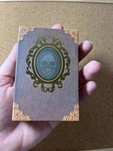 Schneewittchen -20 Jahre Handel Bilderbuch Böse Königin Verkleidung LE 500 Disney Pin - Bild 1 von 7