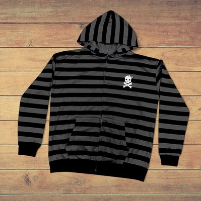 Sudadera con capucha a rayas negras y grises con logotipo de calavera y huesos cruzados #grunge Foto 1 de 2